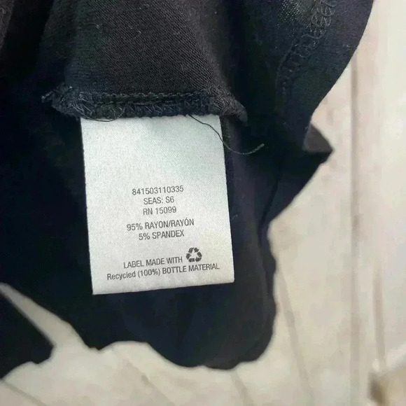 Black long sleeve top with detailing in back size Large - Picture 5 of 6